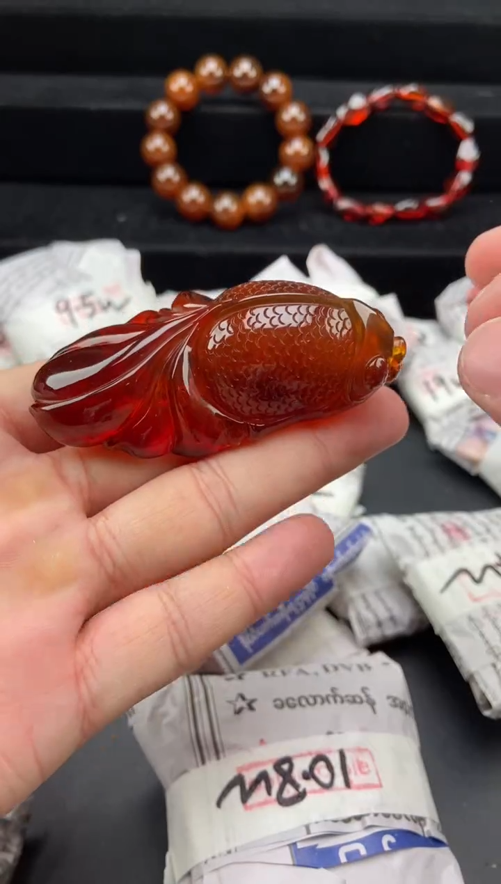 琥珀颈饰未镶嵌血珀金鱼吊坠