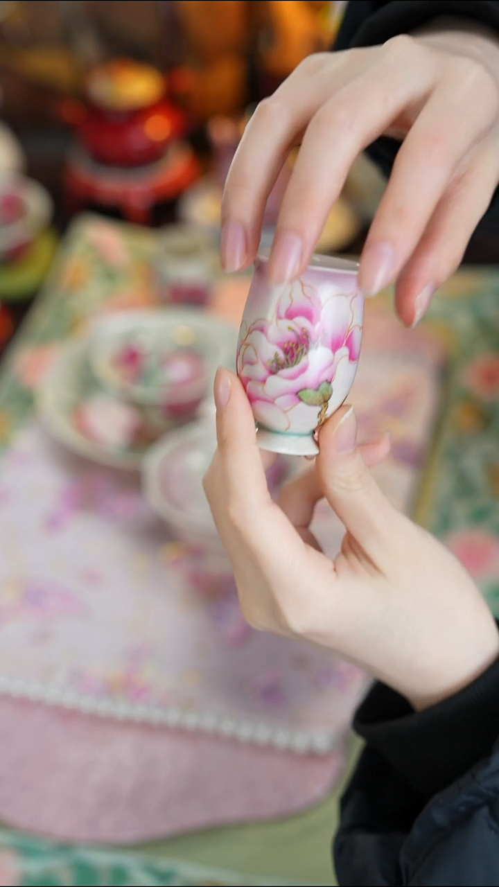 景德镇手工手绘雅圣粉彩杯