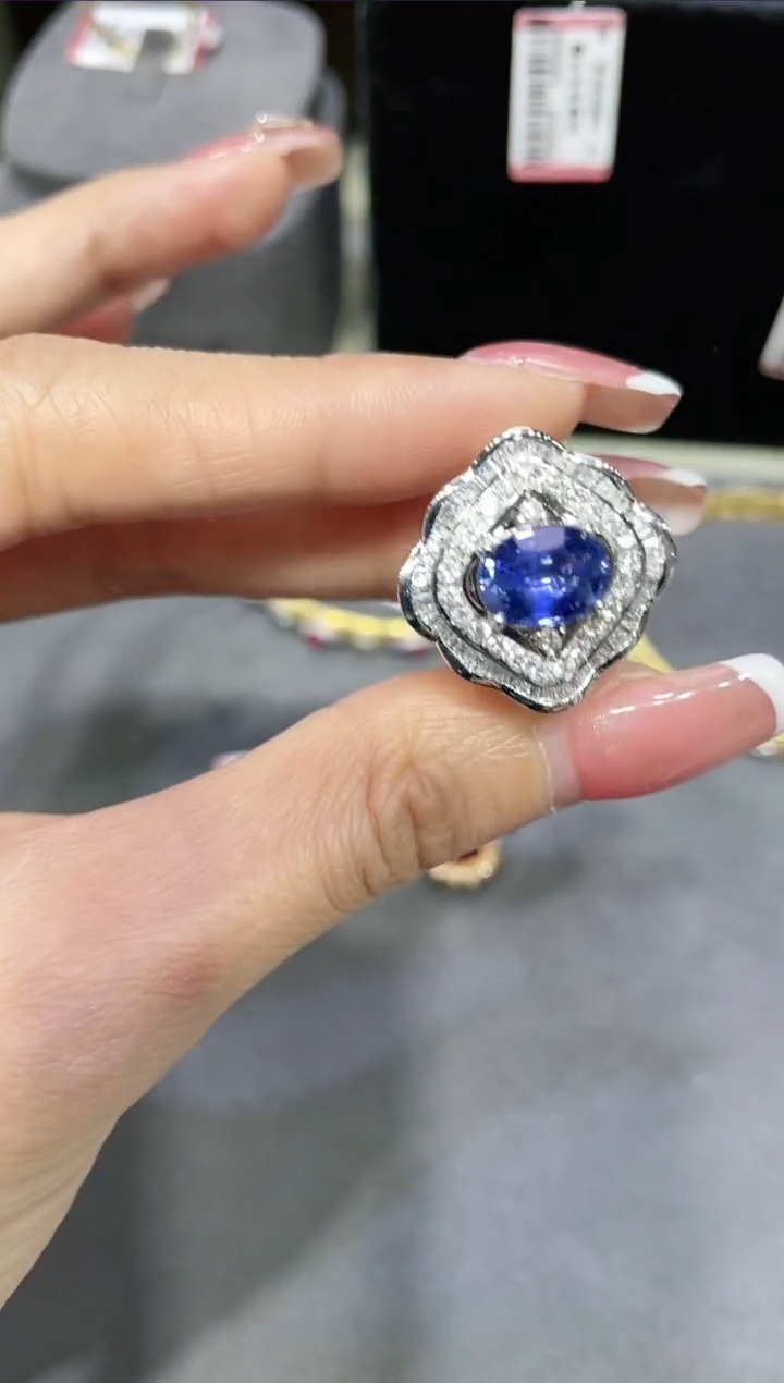 18K金镶嵌蓝宝石戒指