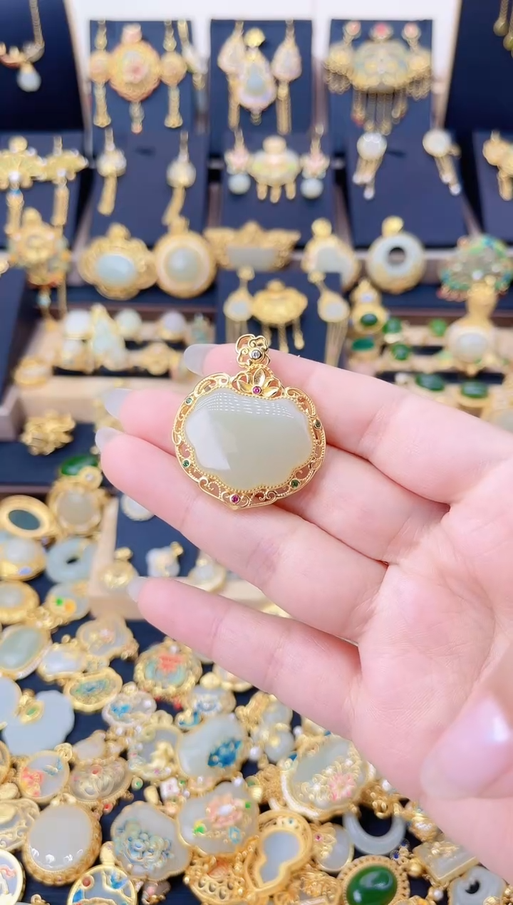 颈饰银S925镀金镶嵌和田玉素款祥云如意锁吊坠