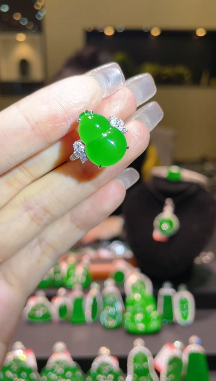 【闪购商品】翡翠吊坠(不含链)18K金镶嵌A25