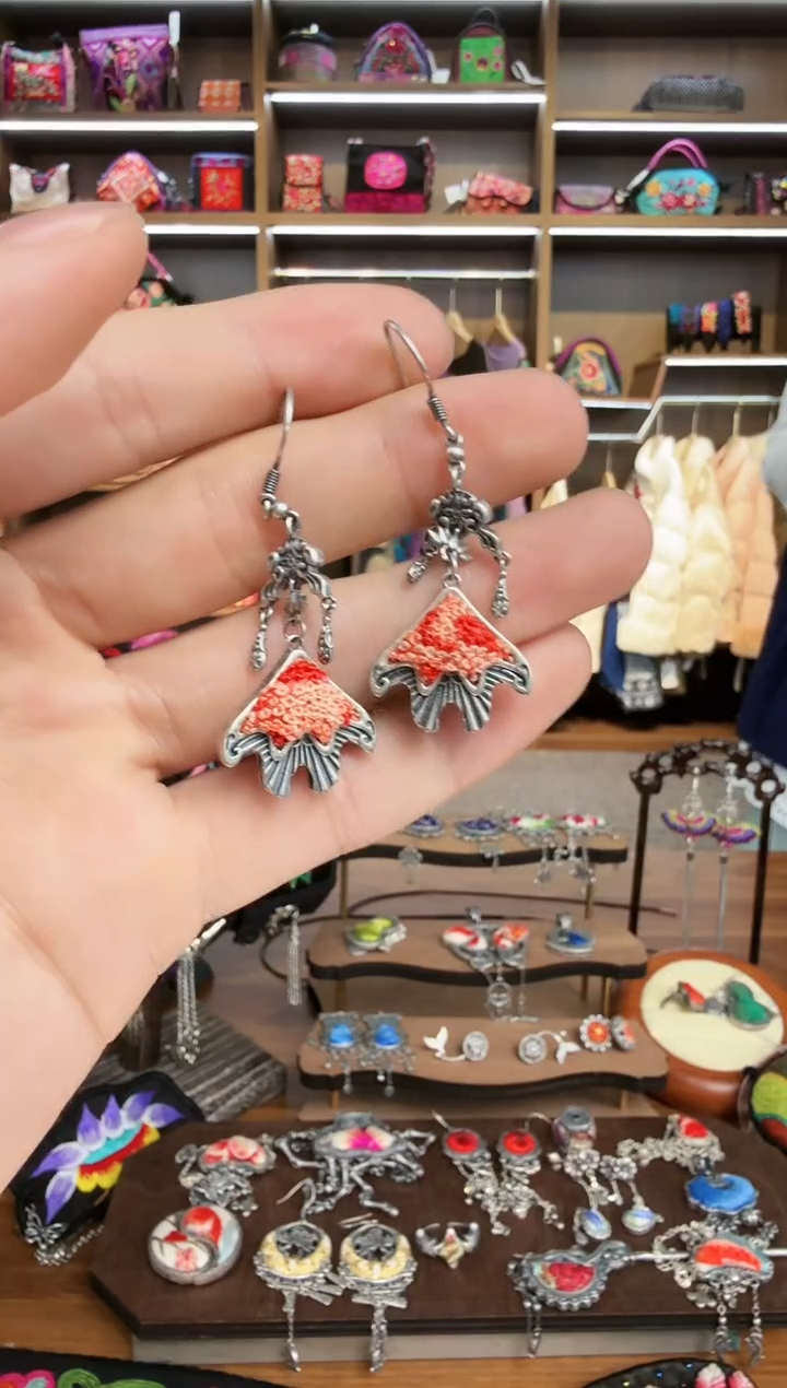 【闪购商品】织绣80蒙阿苏苗绣传承