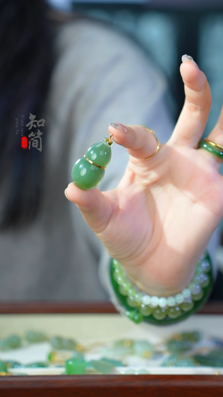 吊坠(赠链)18K金镶嵌和田玉（碧玉）粉绿葫芦