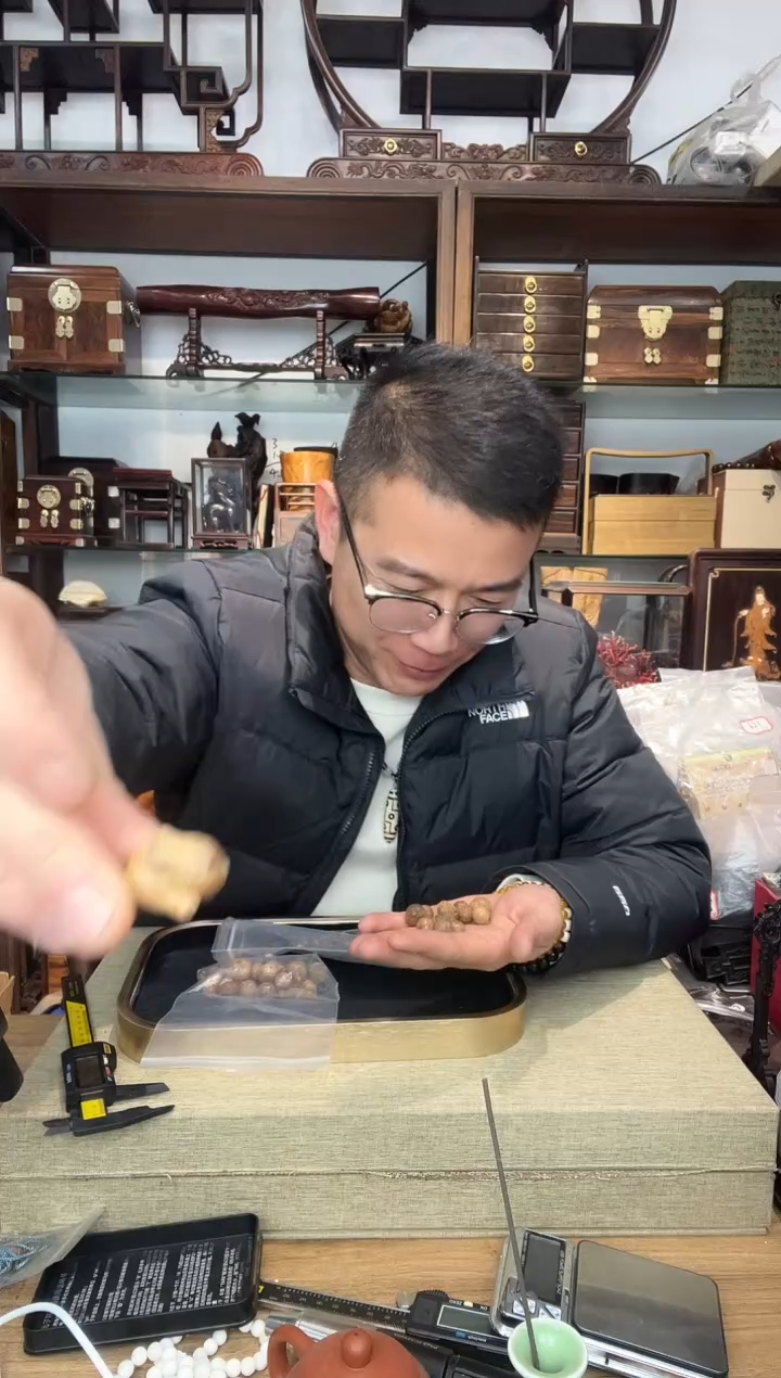 乌木类书架163老山檀雕刻圆珠9颗+3个小挂件  瑕疵