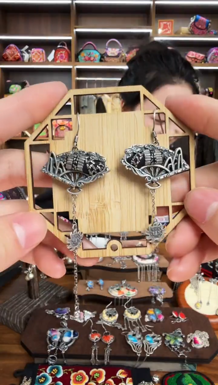 【闪购商品】织绣11蒙阿苏苗绣传承