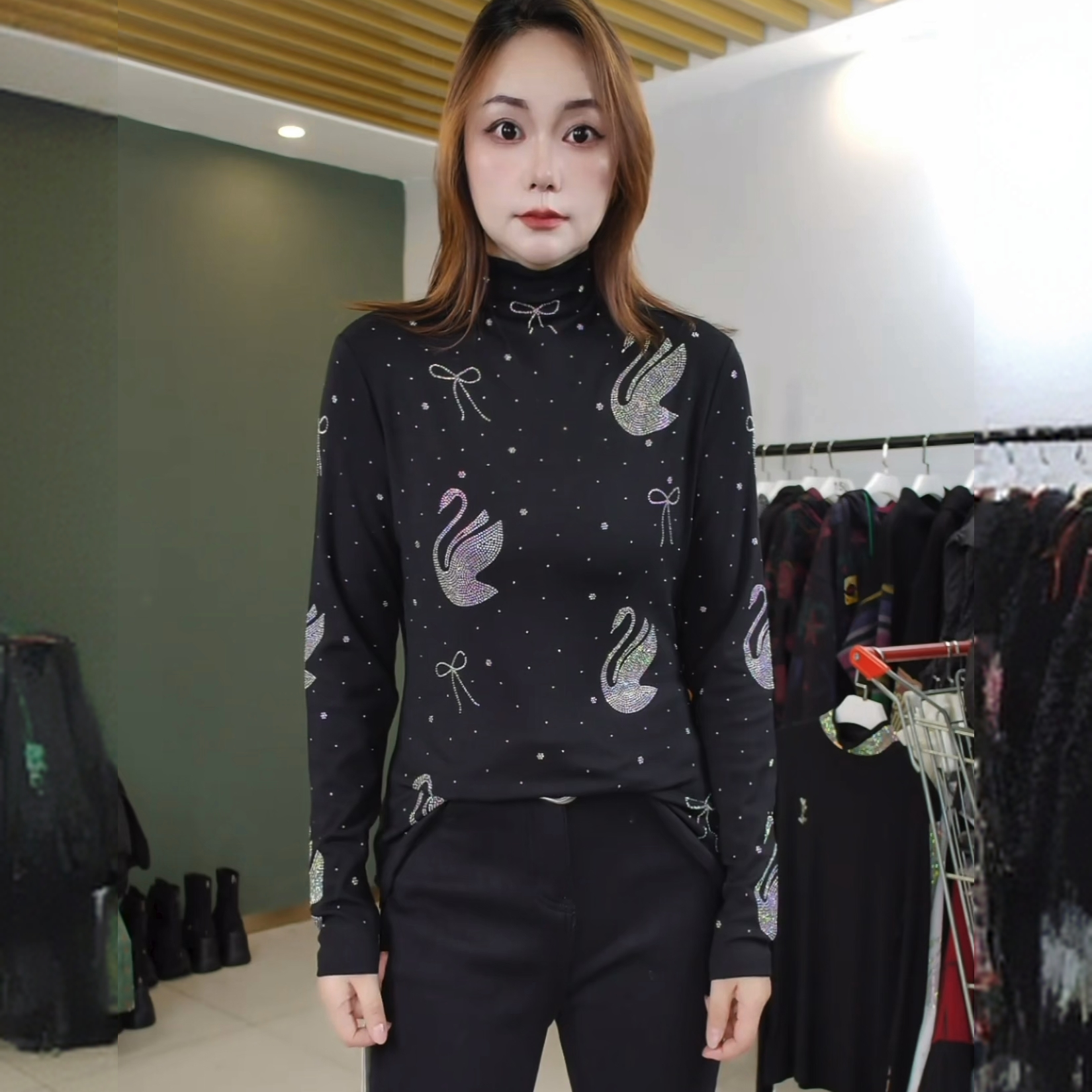 合肥欢欢】“天鹅闪耀”秋冬时尚烫钻修身显瘦立领加绒打底衫女98550