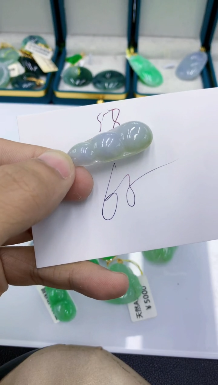 颈饰18K金镶嵌翡翠琴**欢翡翠