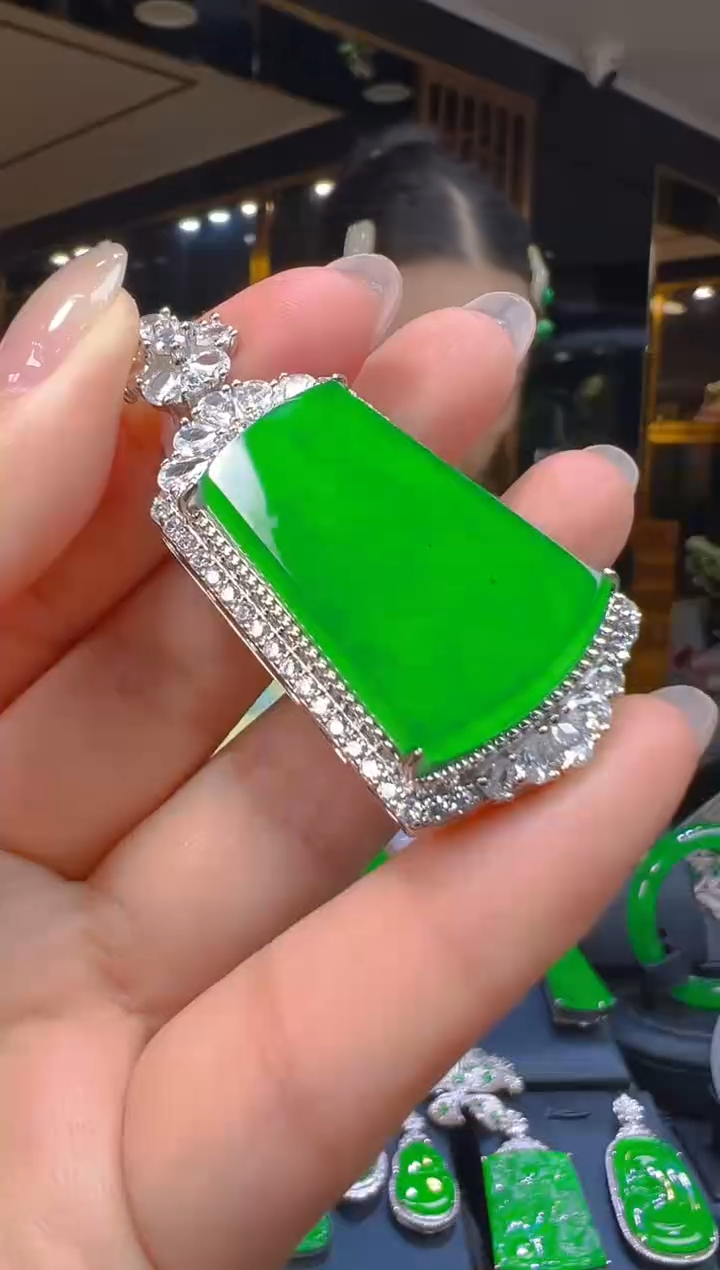 吊坠(赠链)银S925镶嵌翡翠010(多样性发货发其一)