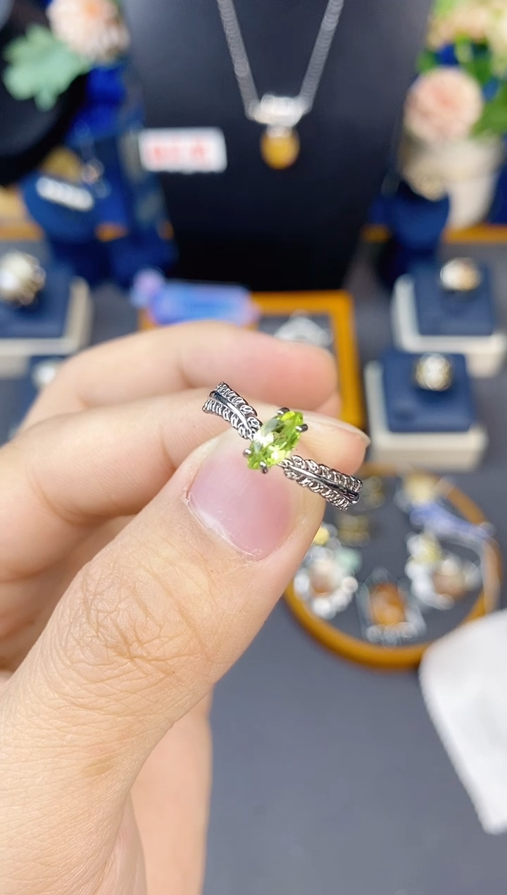 【闪购商品】橄榄石戒指银S925镶嵌带证书