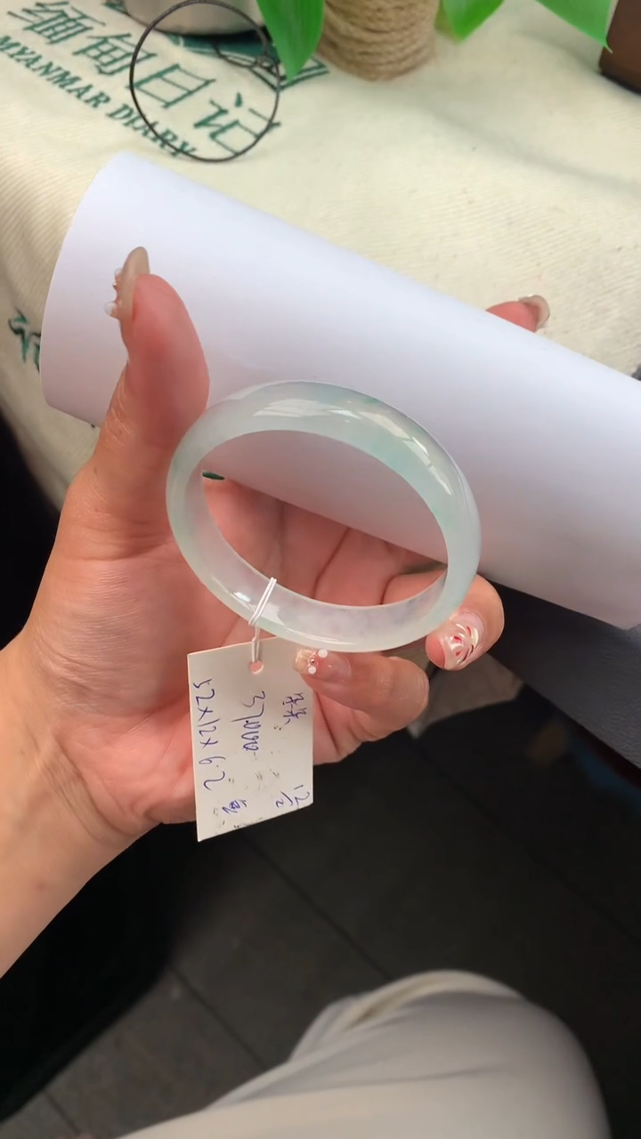 【闪购商品】翡翠手镯未镶嵌 #情人节#送礼，下单联系客服核对地址~
