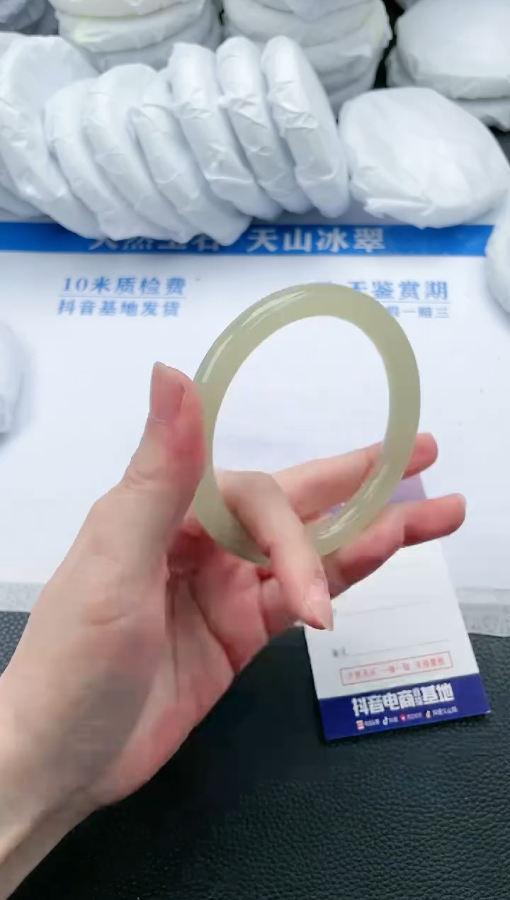 【闪购商品】石英质玉手镯未镶嵌K684