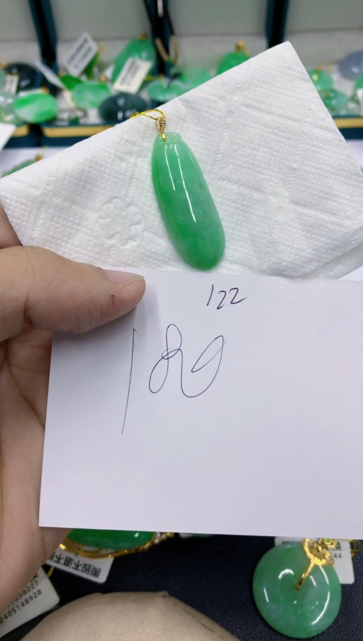 颈饰18K金镶嵌翡翠小****巴翡翠