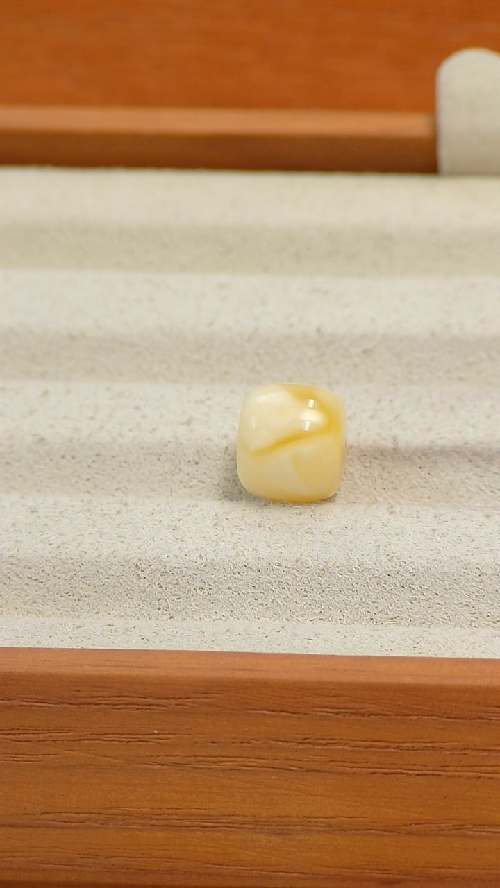 未镶嵌蜜蜡裸石俄料微瑕0.797克