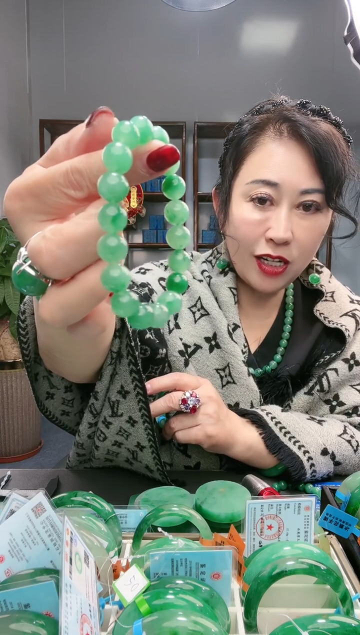 【闪购商品】石英质玉手镯未镶嵌小珠串