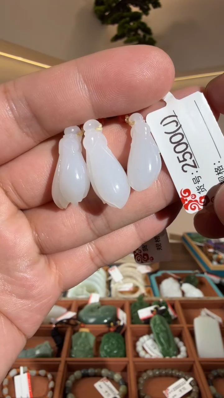 颈饰未镶嵌和田玉J多样性发货发其中一件