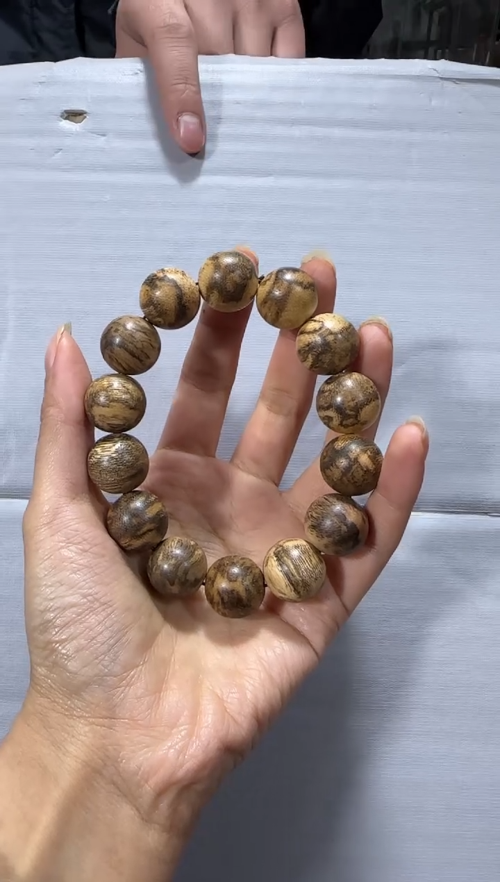 【闪购商品】沉香手串芽庄31老料1.6单圈多样性发货发其一
