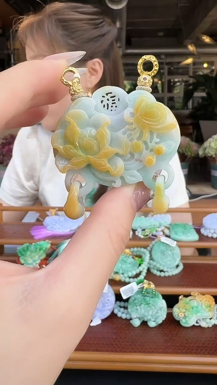 翡翠未镶嵌颈饰蝶恋花