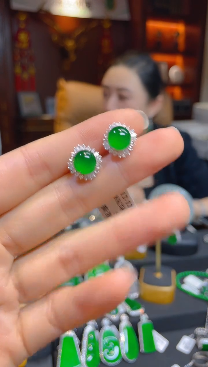 【闪购商品】翡翠耳饰18K金镶嵌112254天然A货翡翠蛋面耳钉