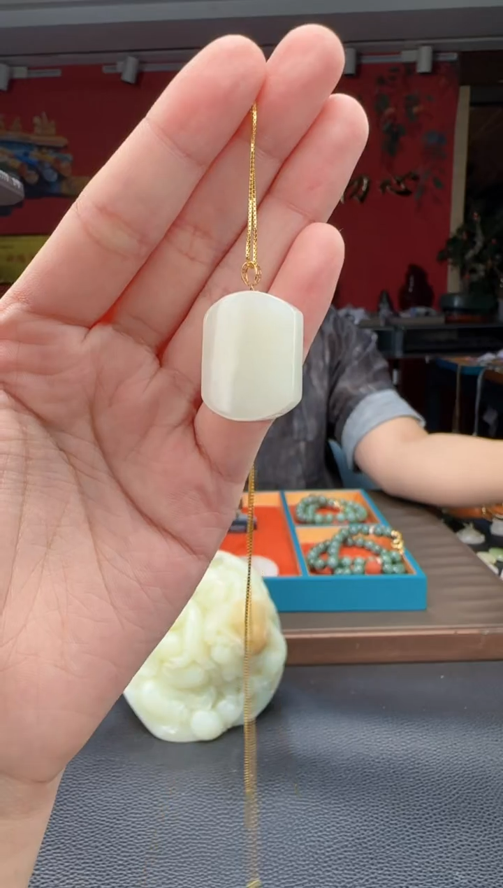 和田玉18K金镶嵌颈饰山流水无事牌