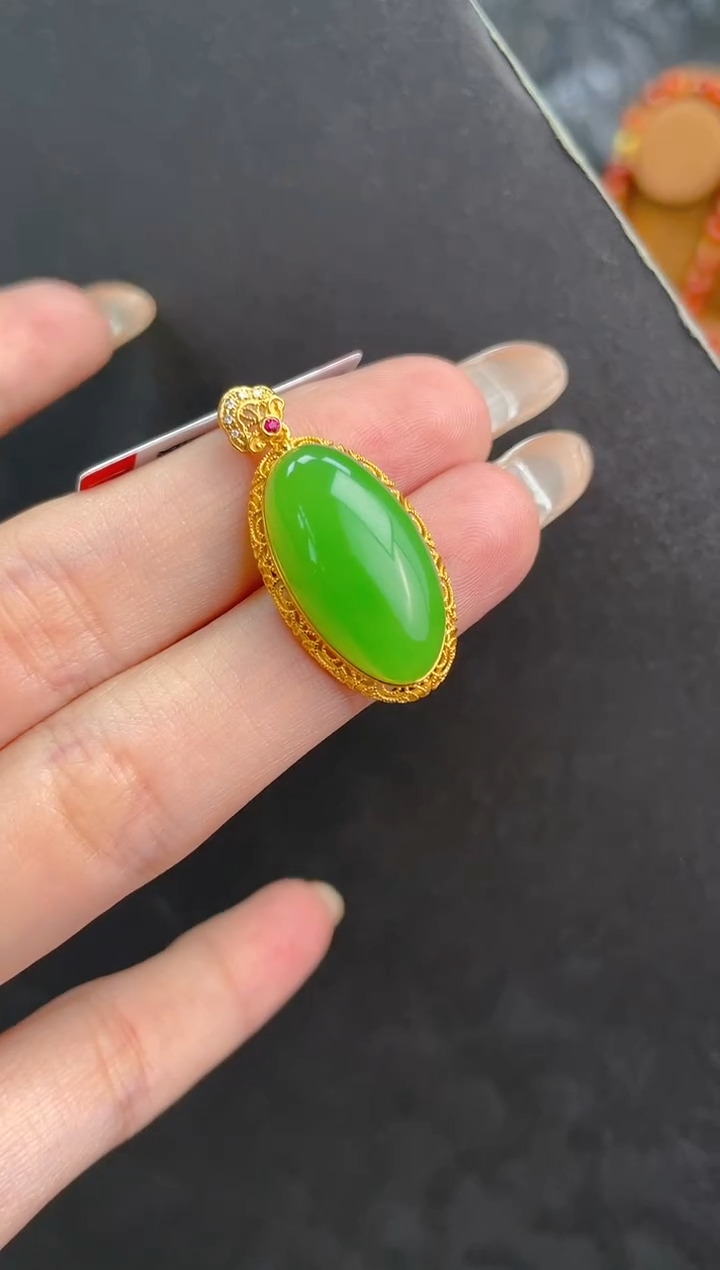 【闪购商品】和田玉吊坠18K金镶嵌苹果绿蛋面吊坠