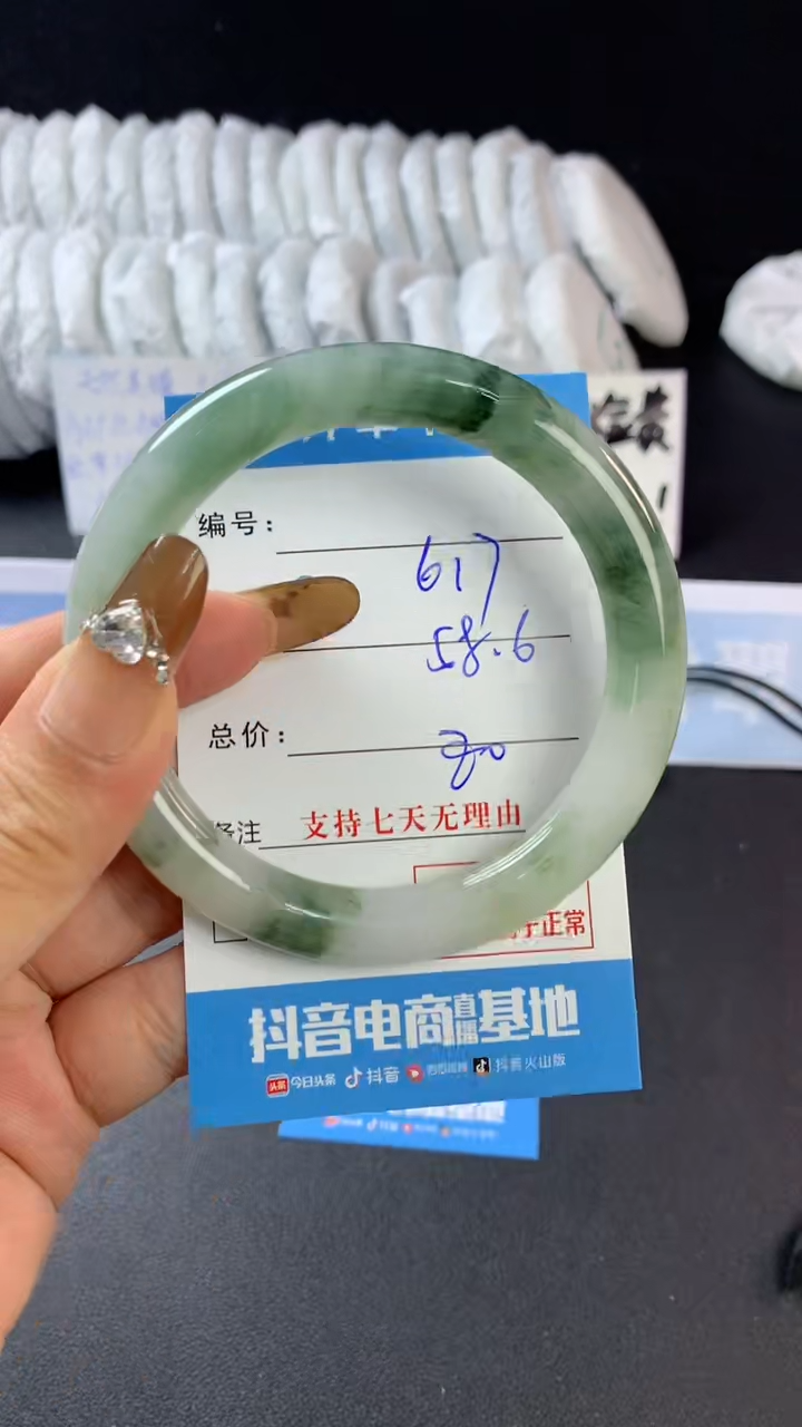 【闪购商品】石英质玉手镯未镶嵌A617