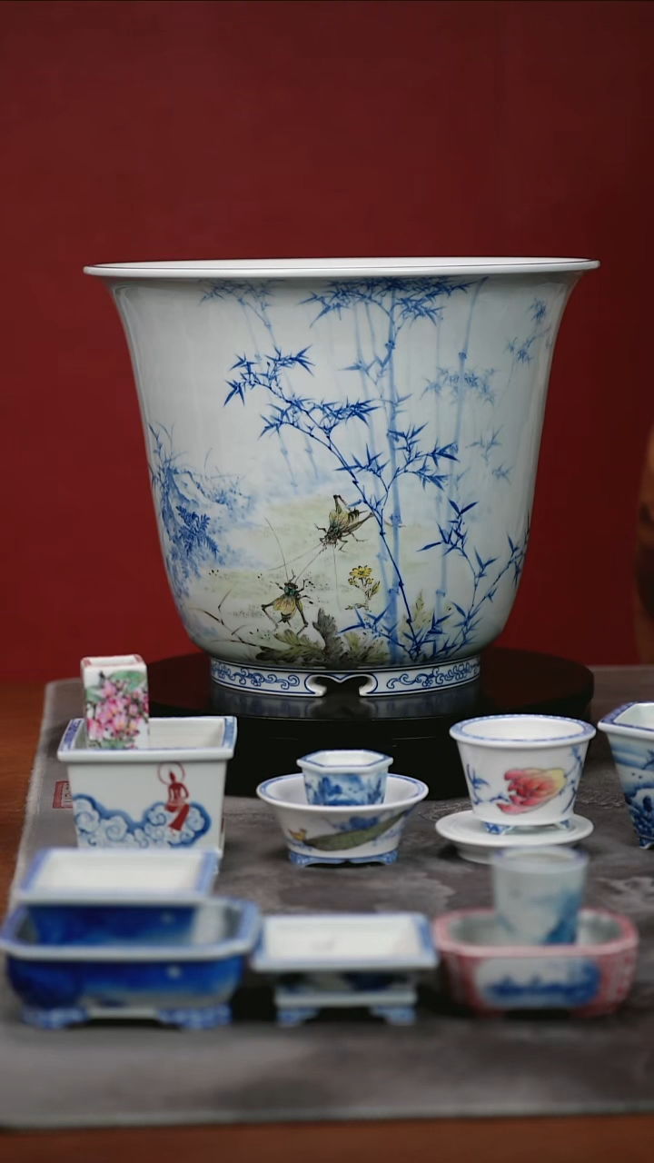 釉下青花斗彩金钟盆福利