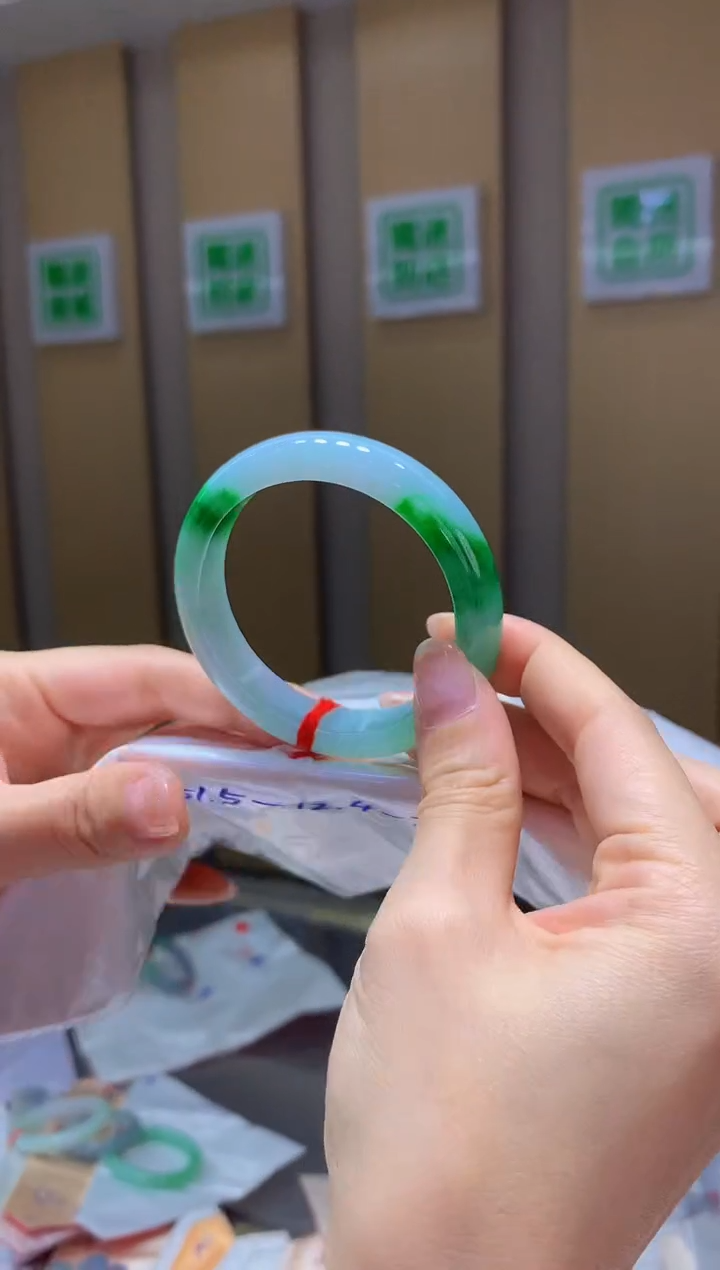 翡翠手镯未镶嵌261圈口51.5*12.4*7.6