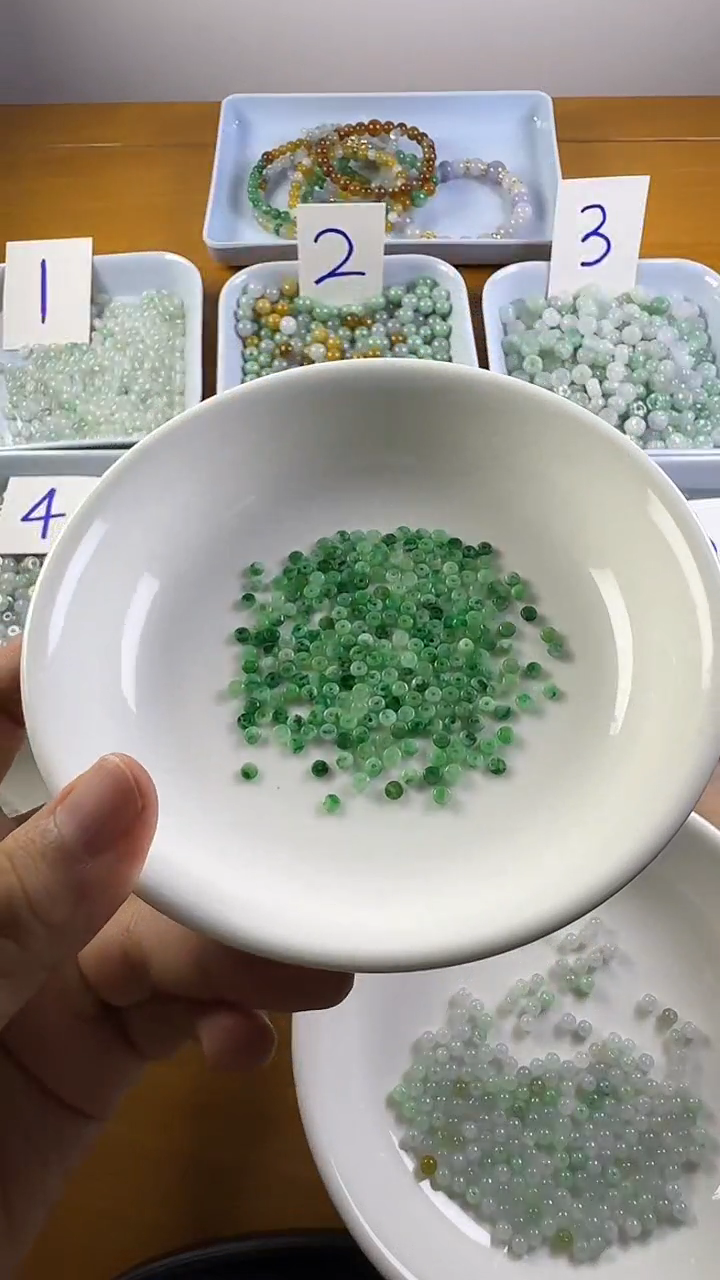 翡翠散珠缅甸翡翠清新散珠子阳绿飘花小米算盘珠40颗
