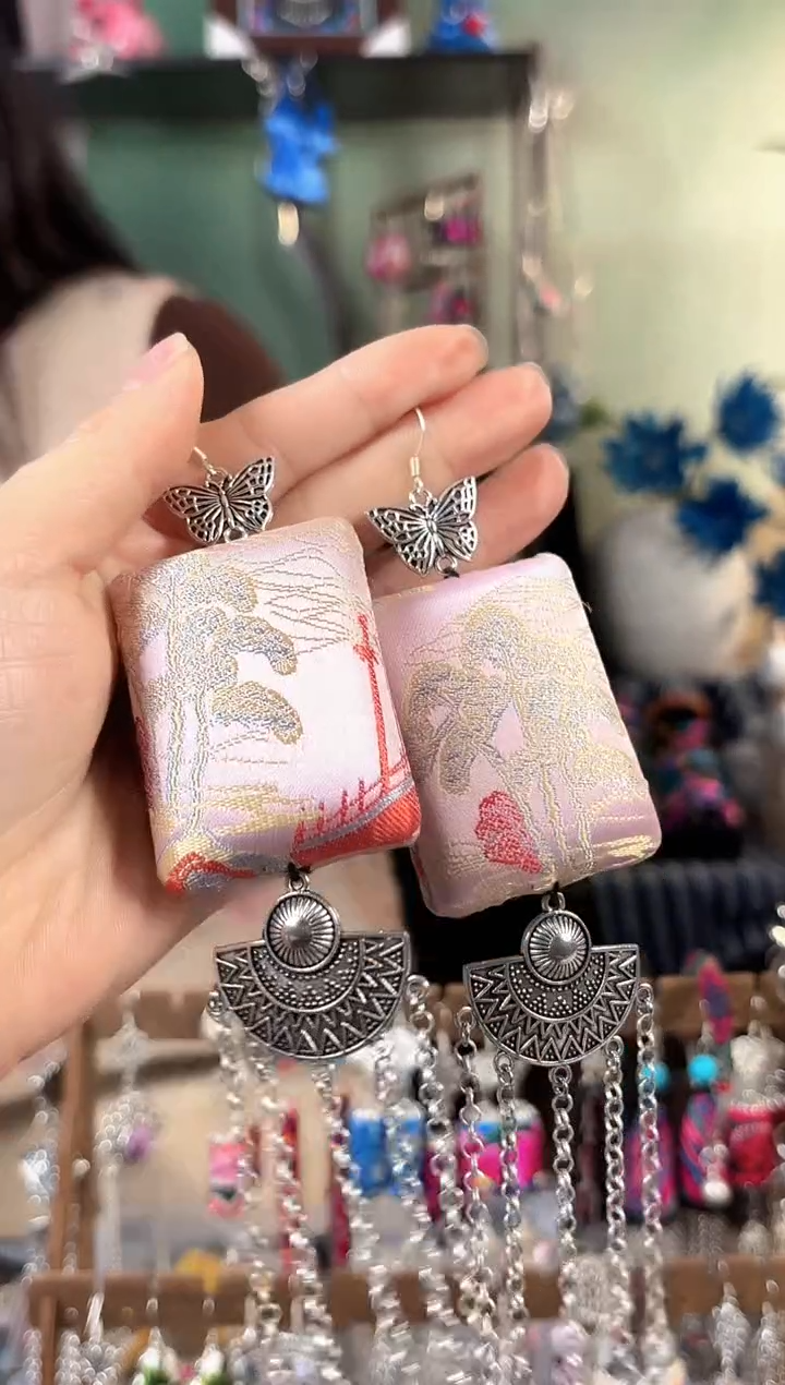彩云南阁非遗老绣饰品668*