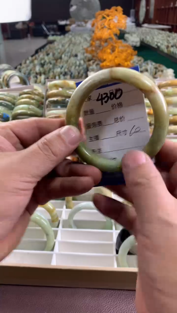 未镶嵌蛇纹石玉手镯4300