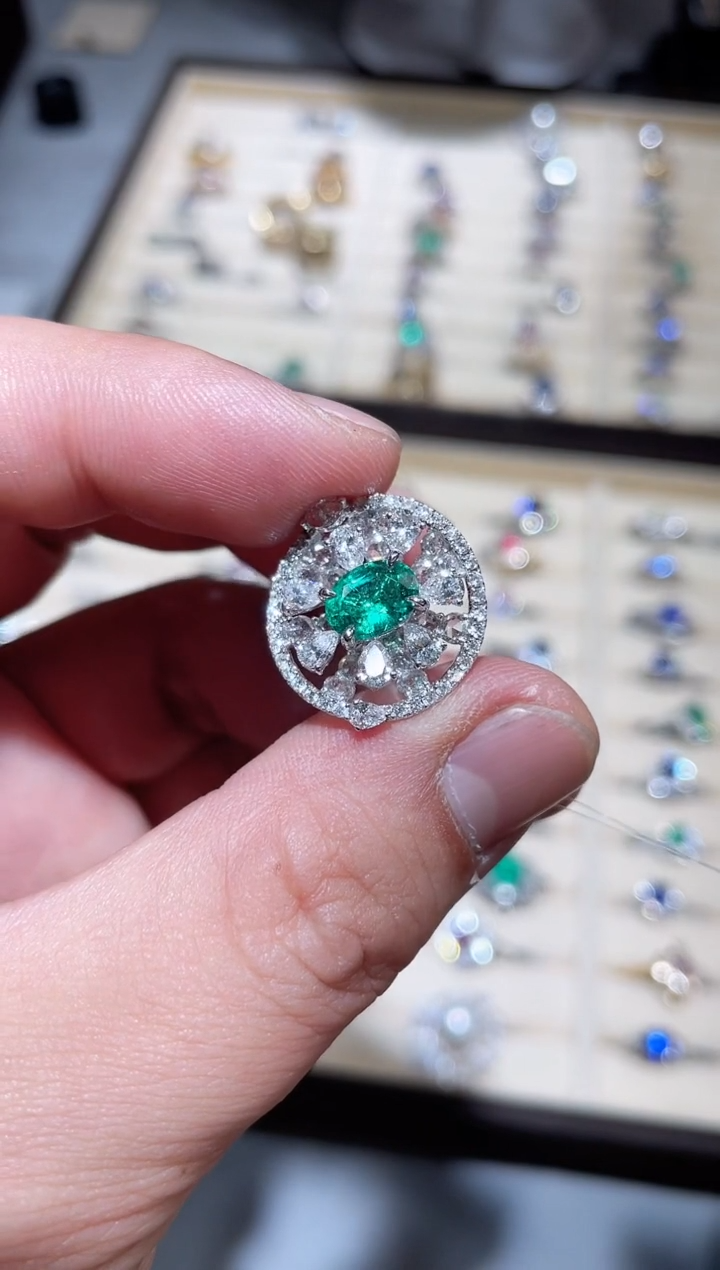 【闪购商品】祖母绿戒指18K金镶嵌1.38ct