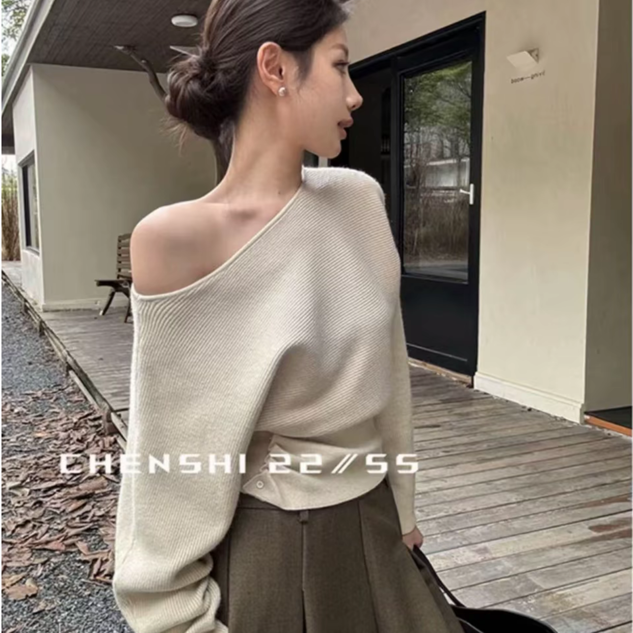 气质斜领设计感露肩长袖毛衣女秋季新款时髦个性褶皱收腰针织上衣