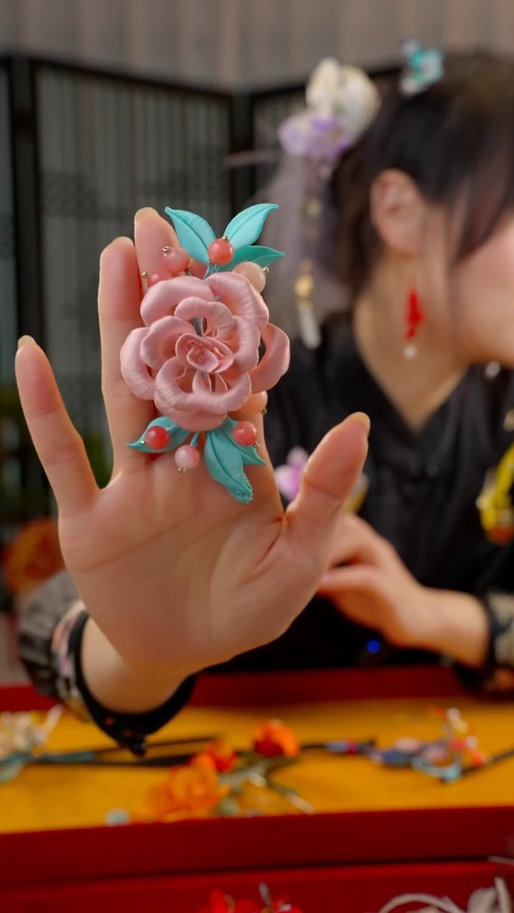 刺绣非遗绒花手工饰品