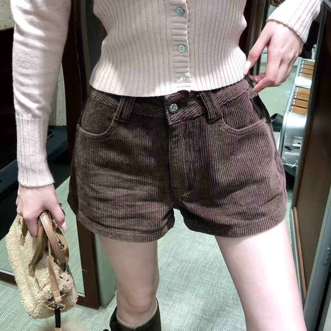 XIAOXIN【巴塞漫步】秋冬复古咖色灯芯绒高腰辣妹短裤LWJ25C3K3147