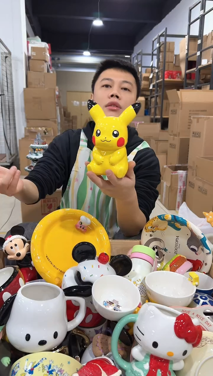 瓷片皮卡丘钱罐  