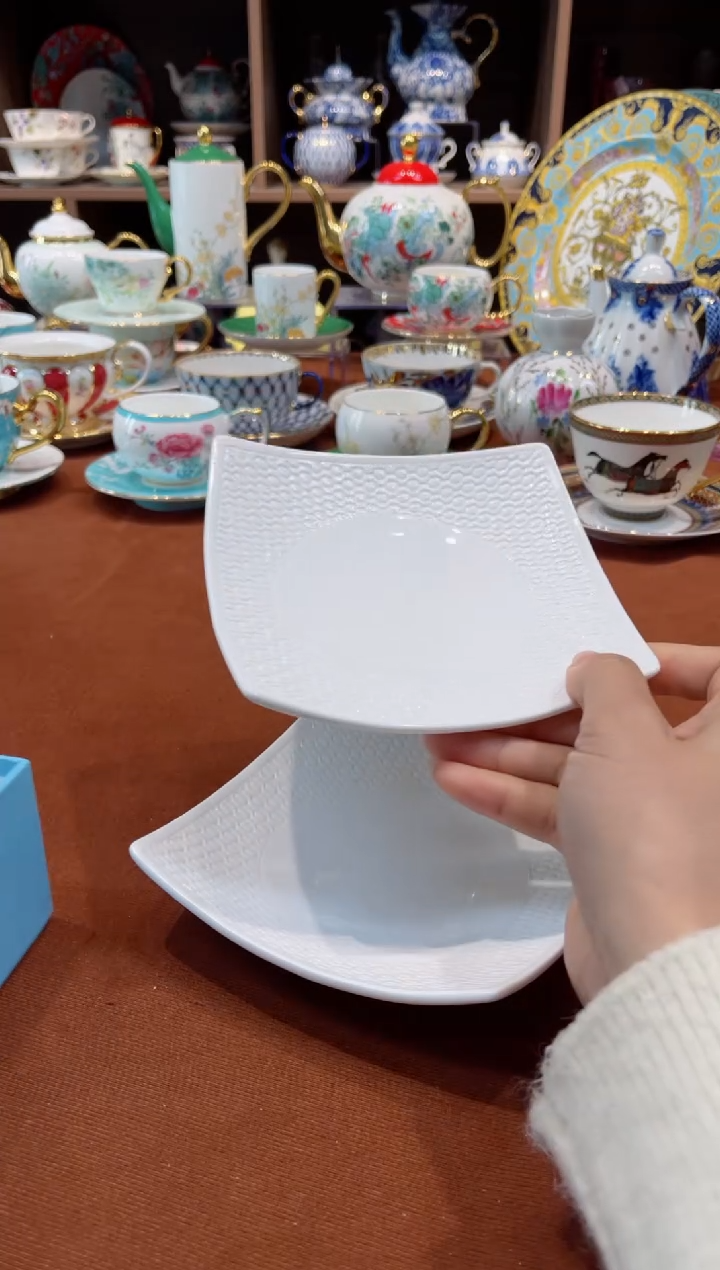 【闪购商品】瓷片浮雕白点心盘······