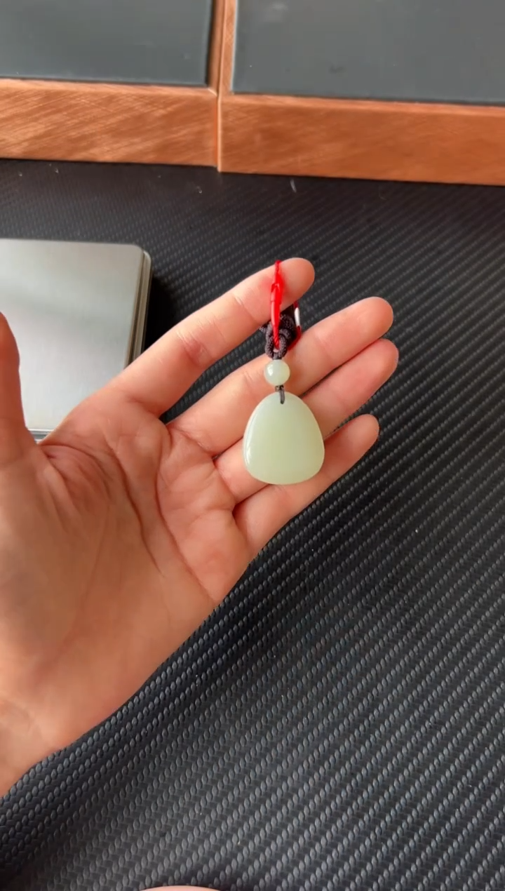 【闪购商品】和田玉吊坠(赠链)未镶嵌且末微色差迪克兰一细