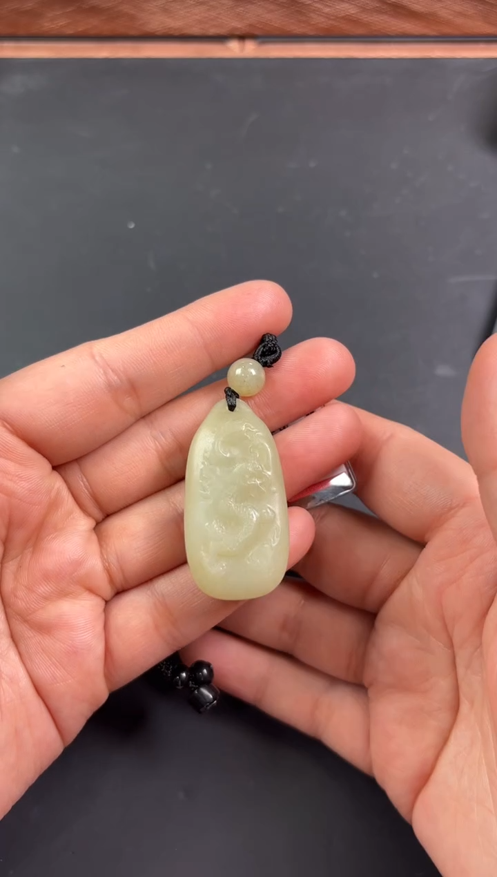 【闪购商品】和田玉吊坠(赠链)未镶嵌且末微色差迪克兰吊坠