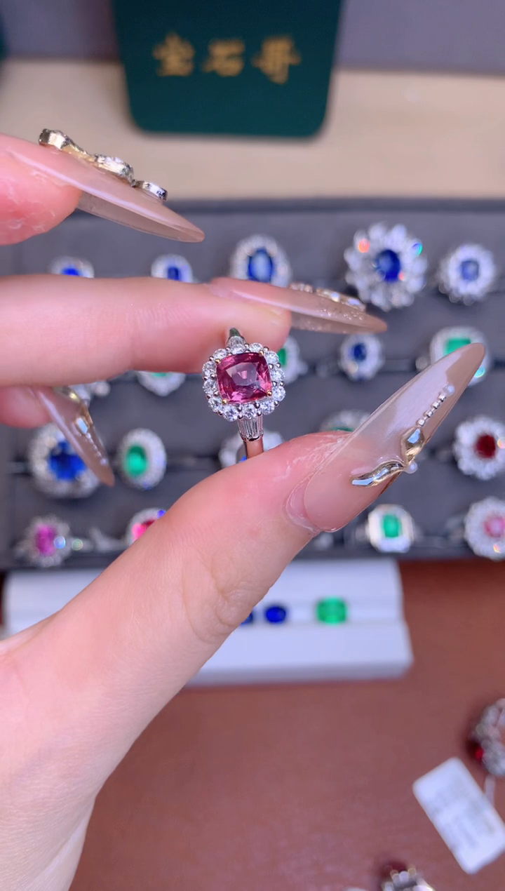 【闪购商品】彩色蓝宝石戒指18K金镶嵌1.34CT