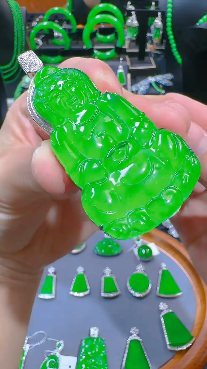 【闪购商品】翡翠吊坠(赠链)18K金镶嵌天然A货翡翠