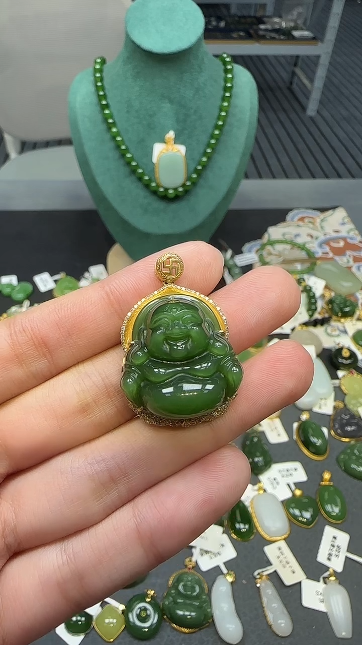 18K金镶嵌和田玉挂件1