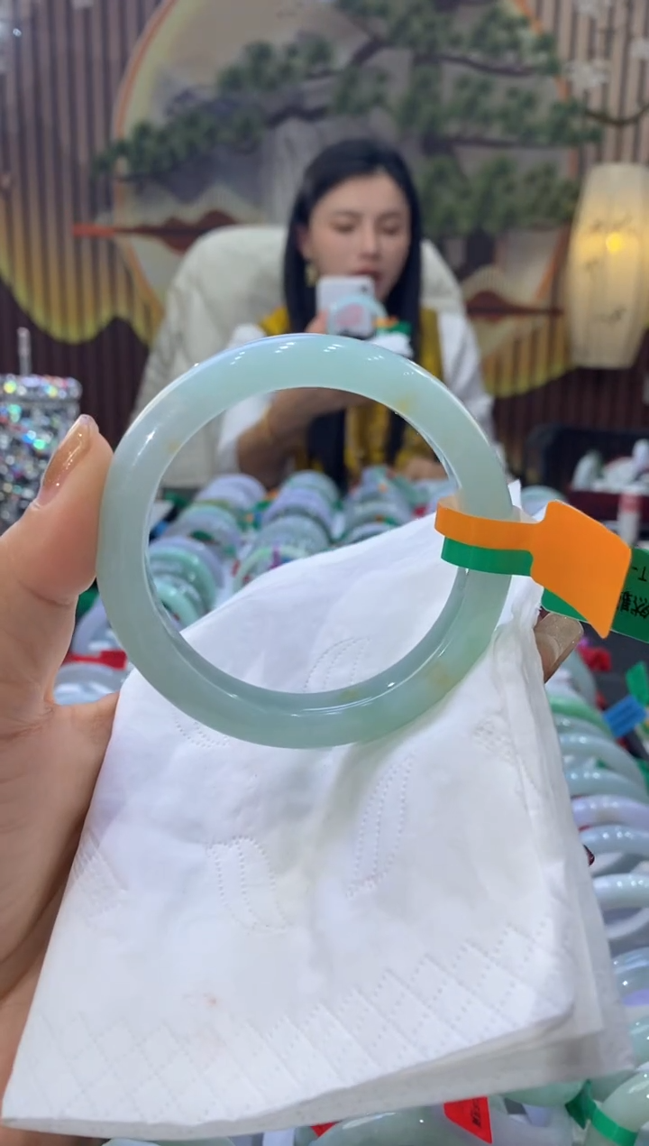 【闪购商品】翡翠手镯未镶嵌多人06361