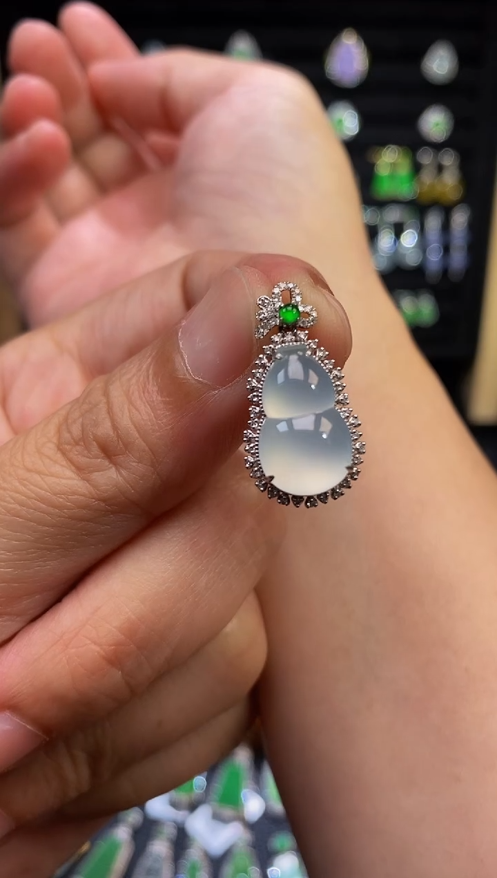 翡翠18K金镶嵌颈饰【福利款】超漏白冰葫芦吊坠