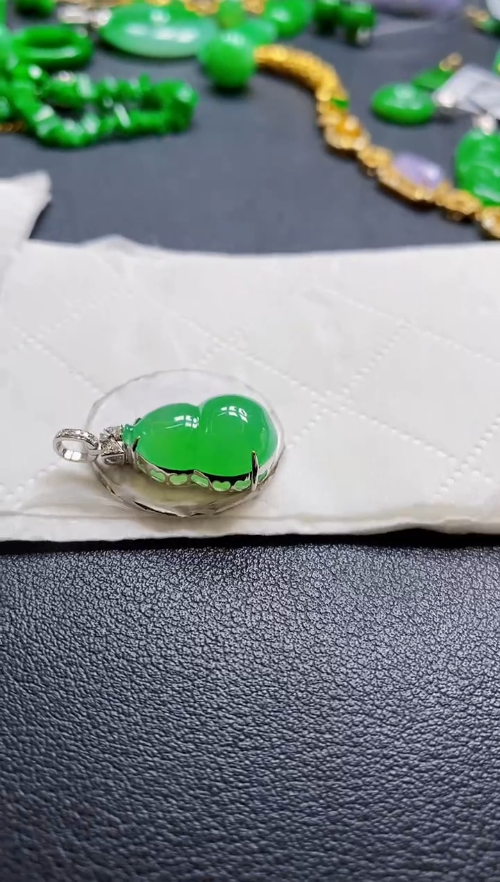 翡翠18K金镶嵌颈饰葫芦