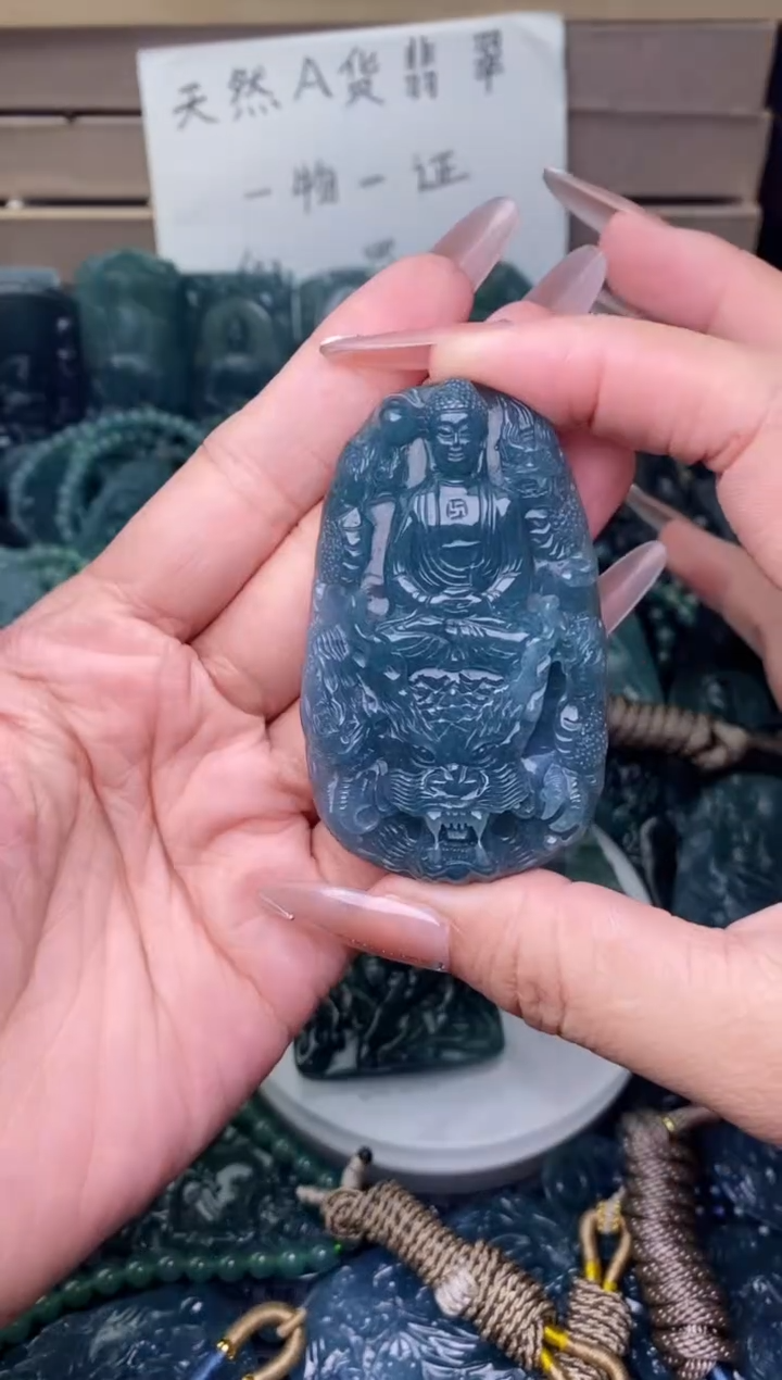 翡翠未镶嵌颈饰          