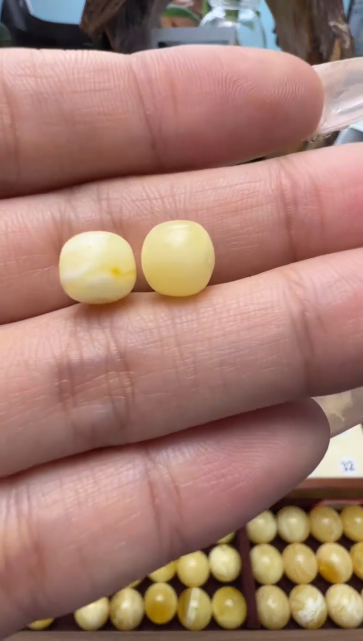 【闪购商品】蜜蜡裸石未镶嵌俄料微瑕8*7mm0.58克