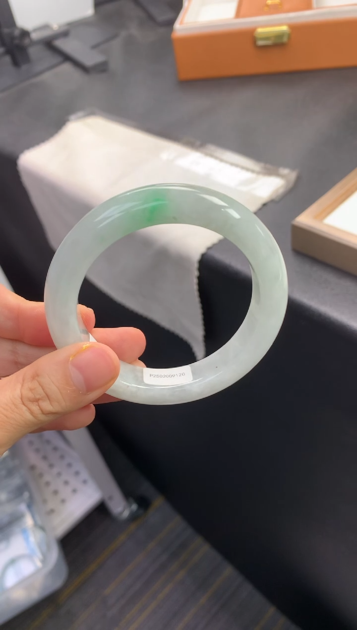 未镶嵌手镯翡翠退货需手镯吊牌标签完好