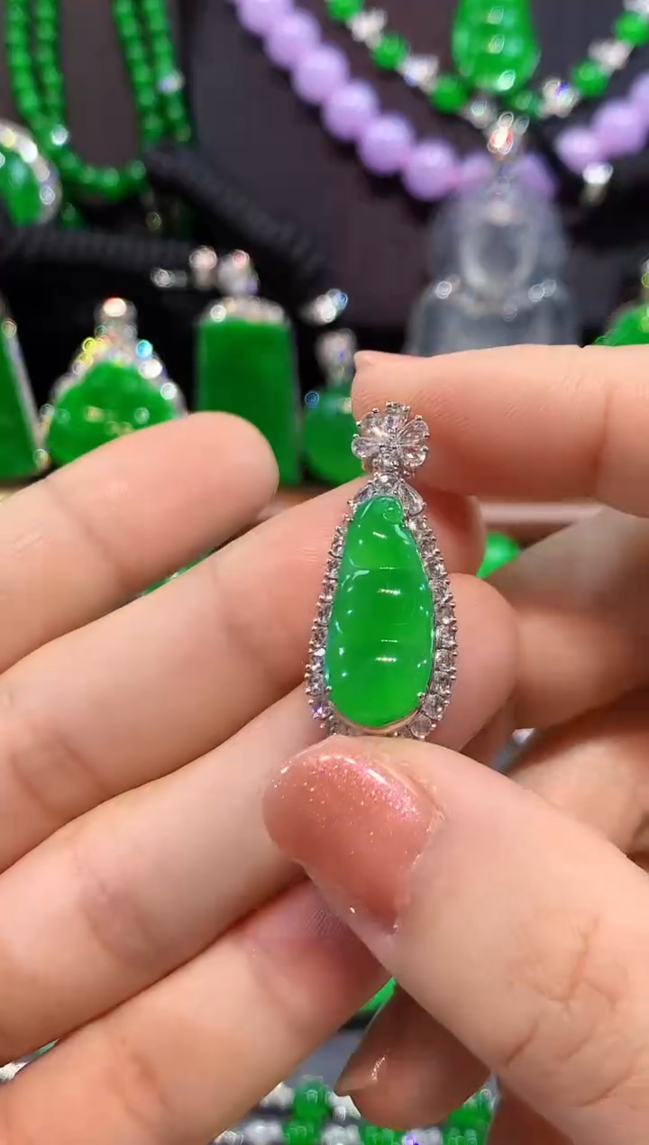 吊坠(不含链)18K金镶嵌翡翠周*豆子