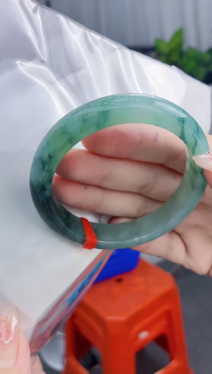 翡翠手镯未镶嵌翡翠手镯