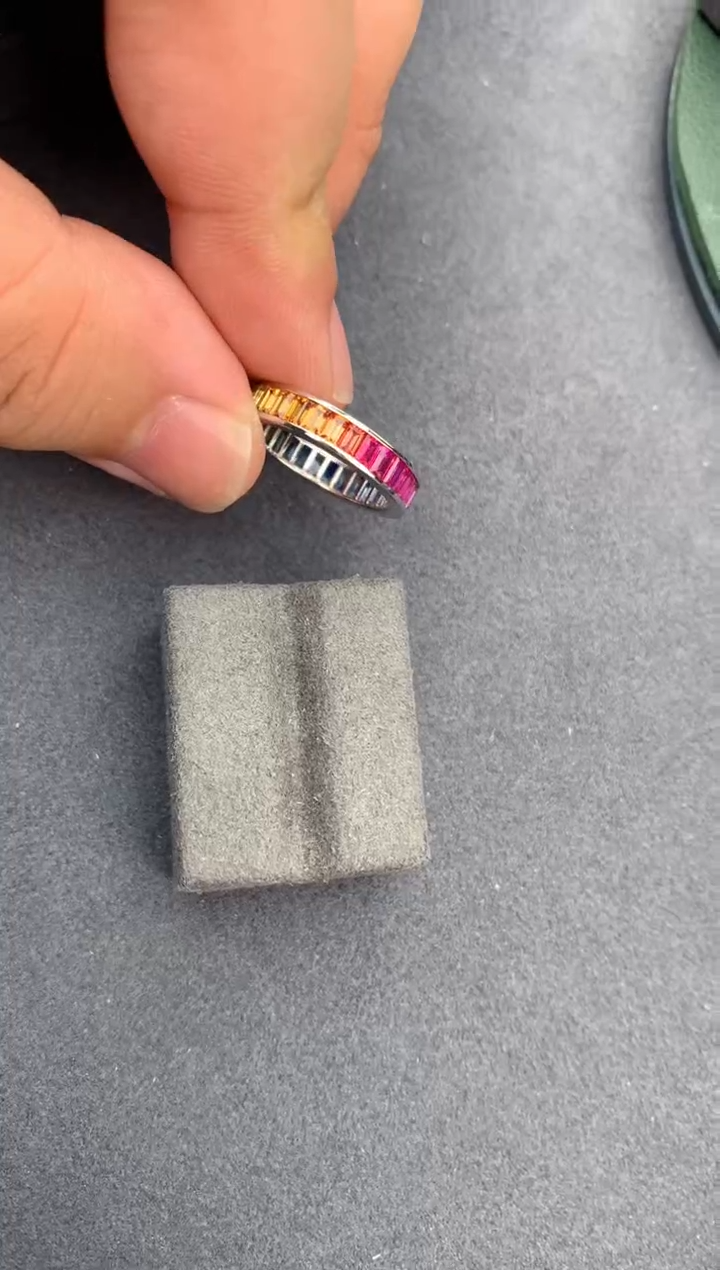 【闪购商品】彩色蓝宝石戒指18K金镶嵌彩蓝宝戒指